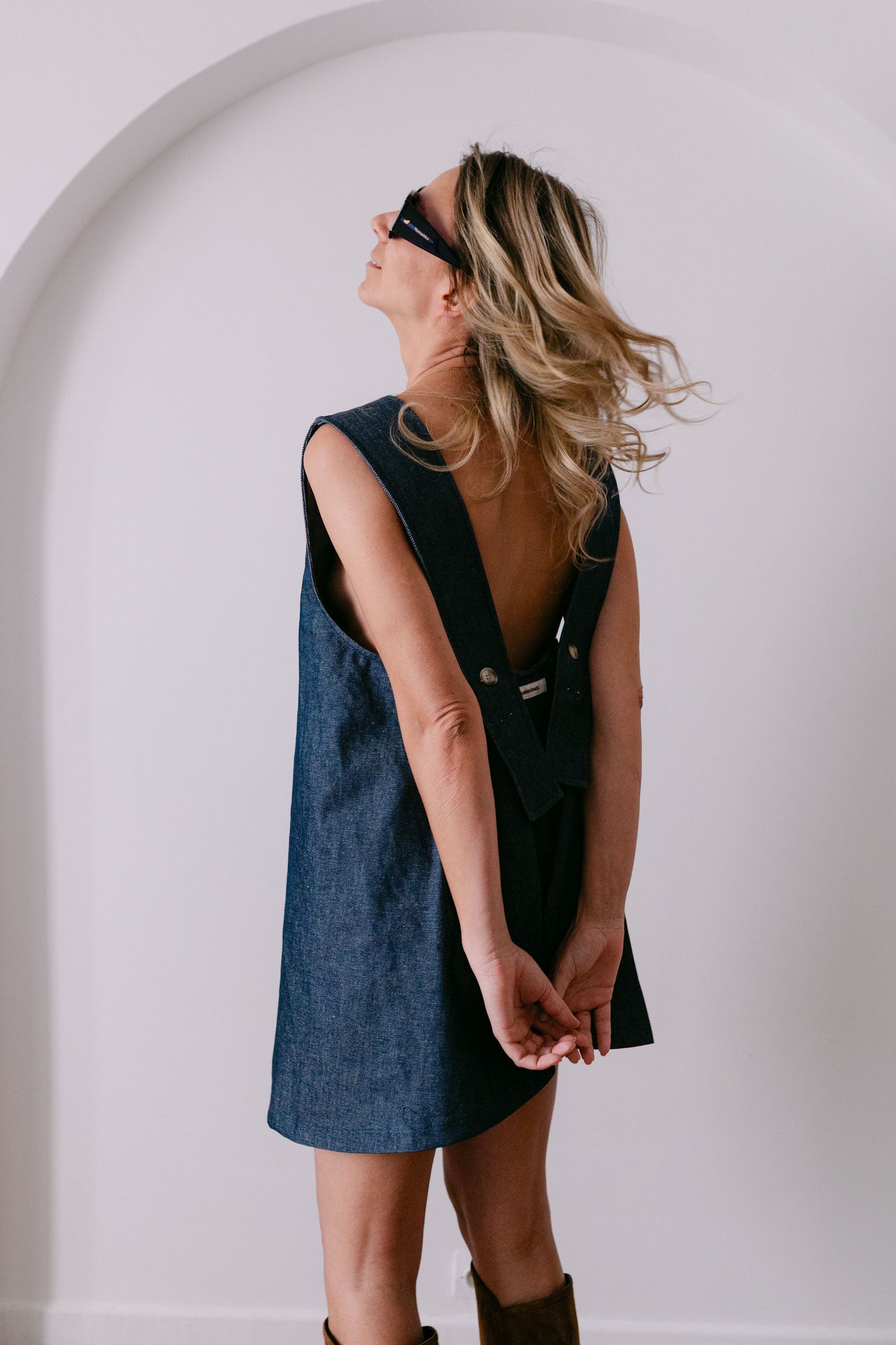 Robe denim dos nu avec des bretelles ajustables. made in France. marque Amrone 