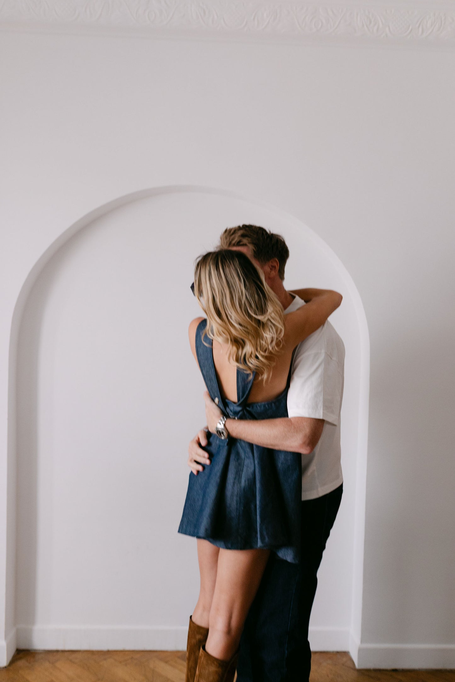 Robe denim dos nu avec des bretelles ajustables. made in France. marque Amrone 