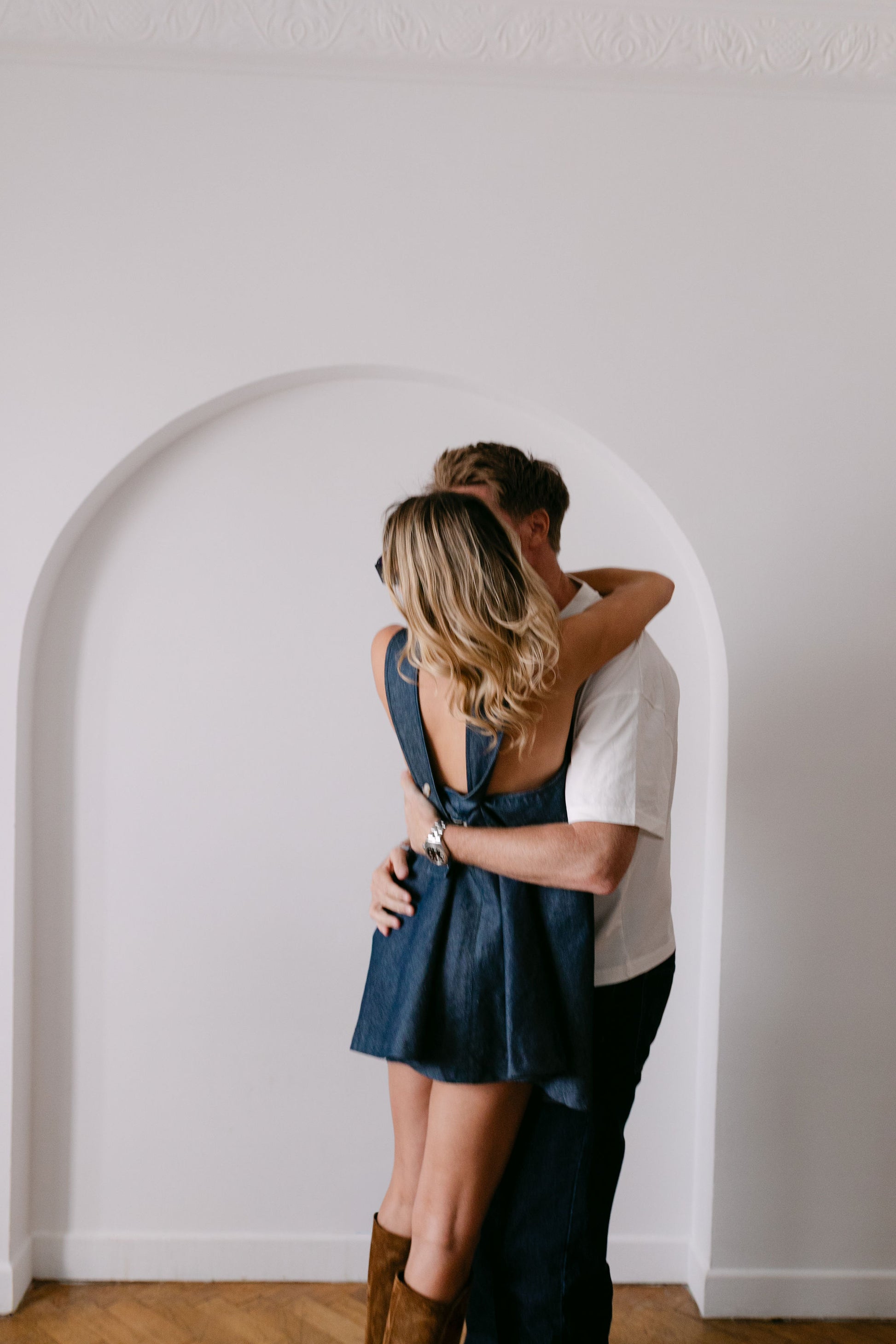Robe denim dos nu avec des bretelles ajustables. made in France. marque Amrone 