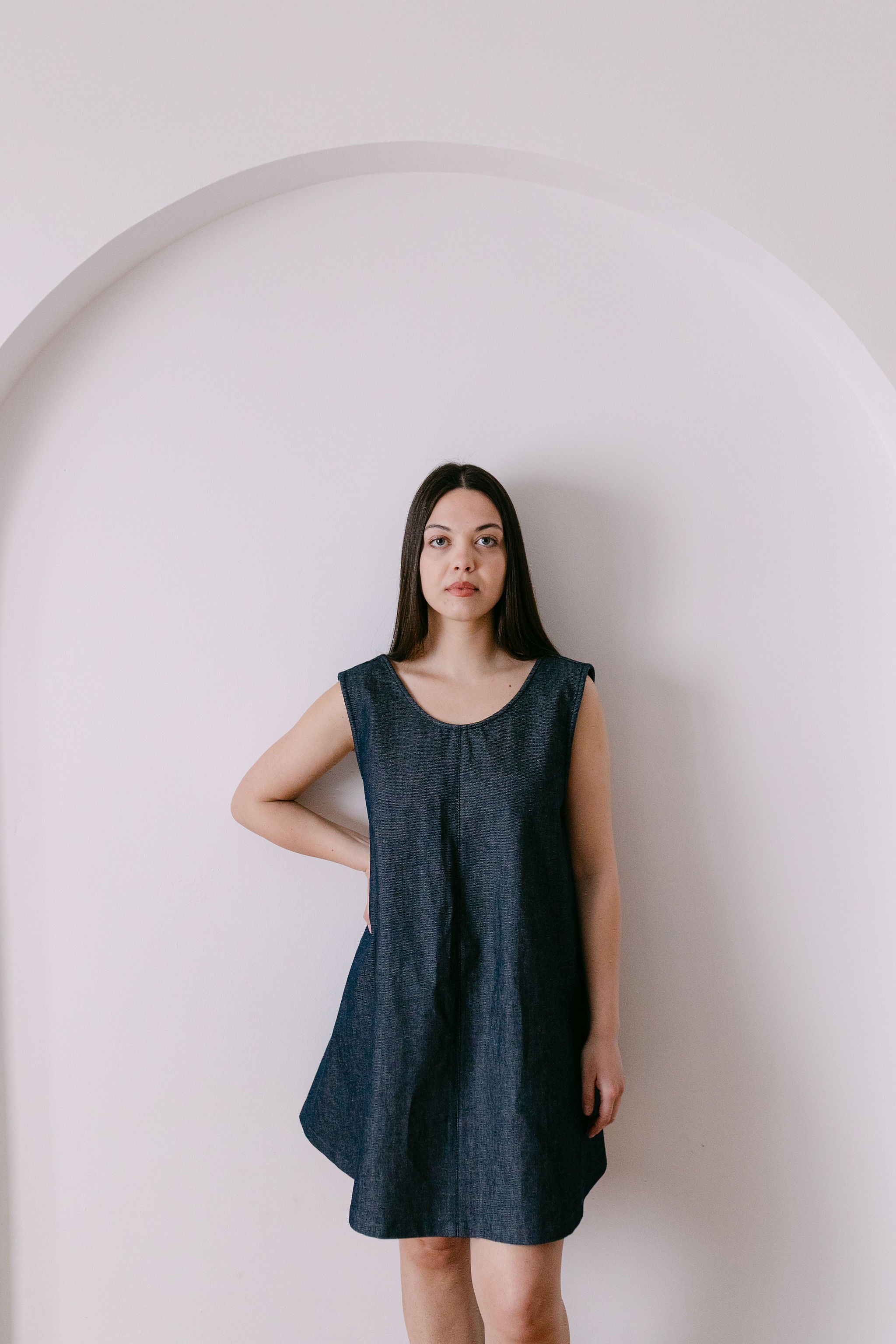 Robe denim dos nu avec des bretelles ajustables. col rond
made in France. marque Amrone 