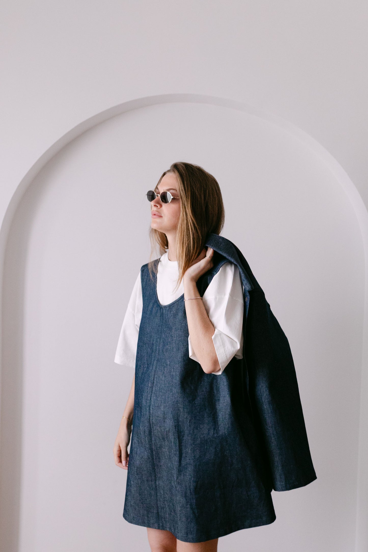 Robe denim dos nu avec des bretelles ajustables. Portée sur le tee shirt blanc Amrone. Et accessoirisée de la veste en denim oversize
made in France. marque Amrone 