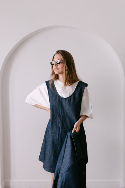 Robe denim dos nu avec des bretelles ajustables. Portée sur le tee shirt blanc Amrone. Et accessoirisée de la veste en denim oversize
made in France. marque Amrone 