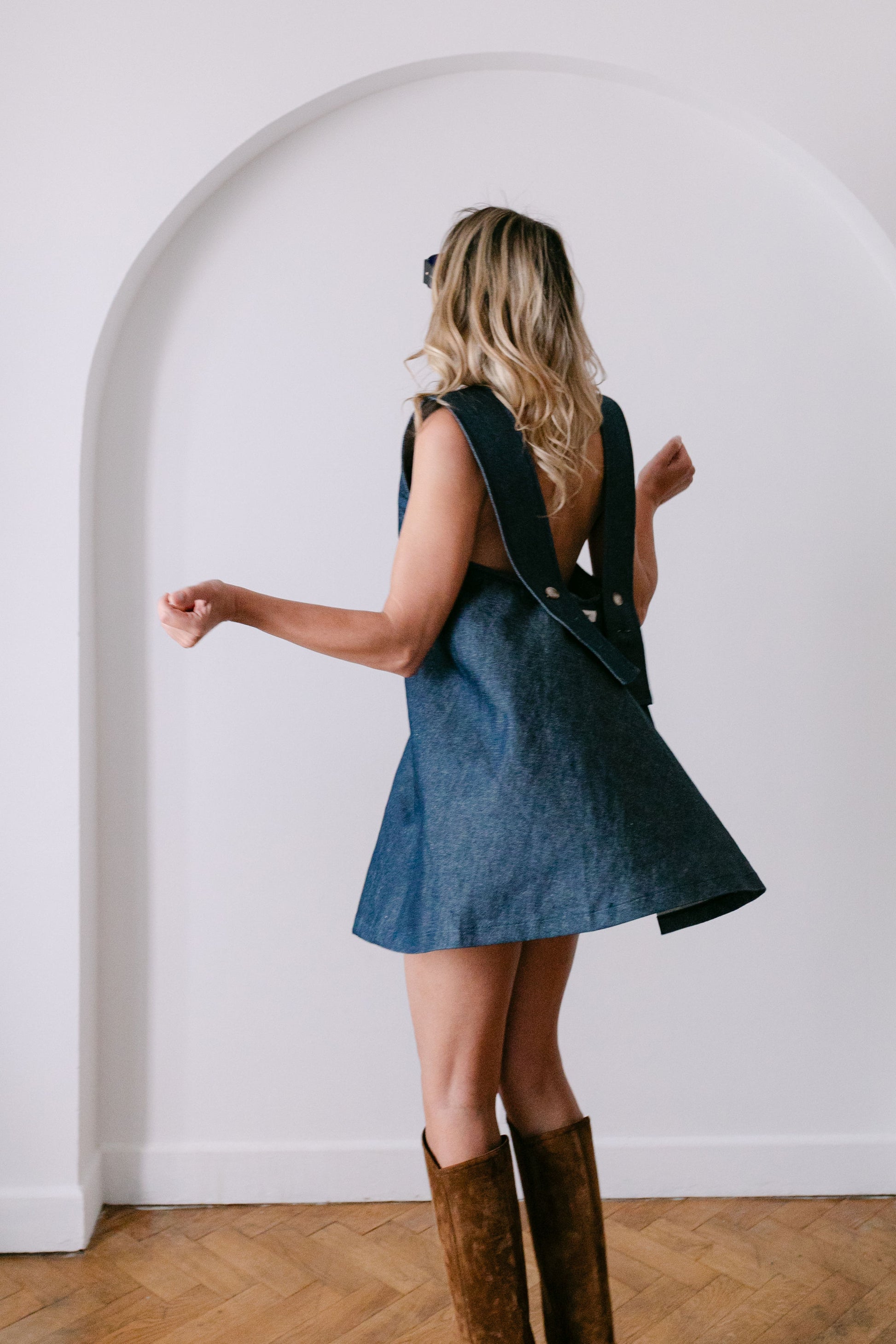 Robe denim dos nu avec des bretelles ajustables. made in France. marque Amrone 