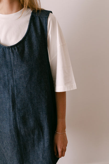 Robe denim dos nu avec des bretelles ajustables. Portée sur le tee shirt blanc Amrone.
made in France. marque Amrone 