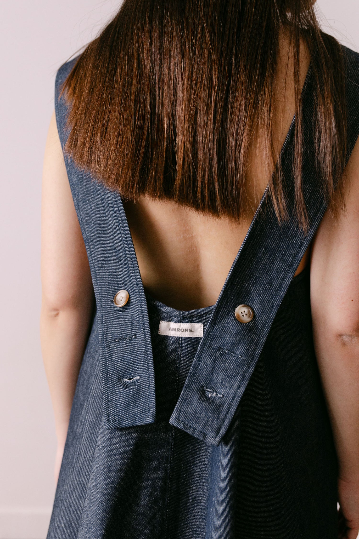 Robe denim dos nu avec des bretelles ajustables. 
made in France. marque Amrone 
