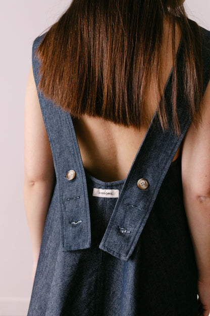 Robe denim dos nu avec des bretelles ajustables. 
made in France. marque Amrone 