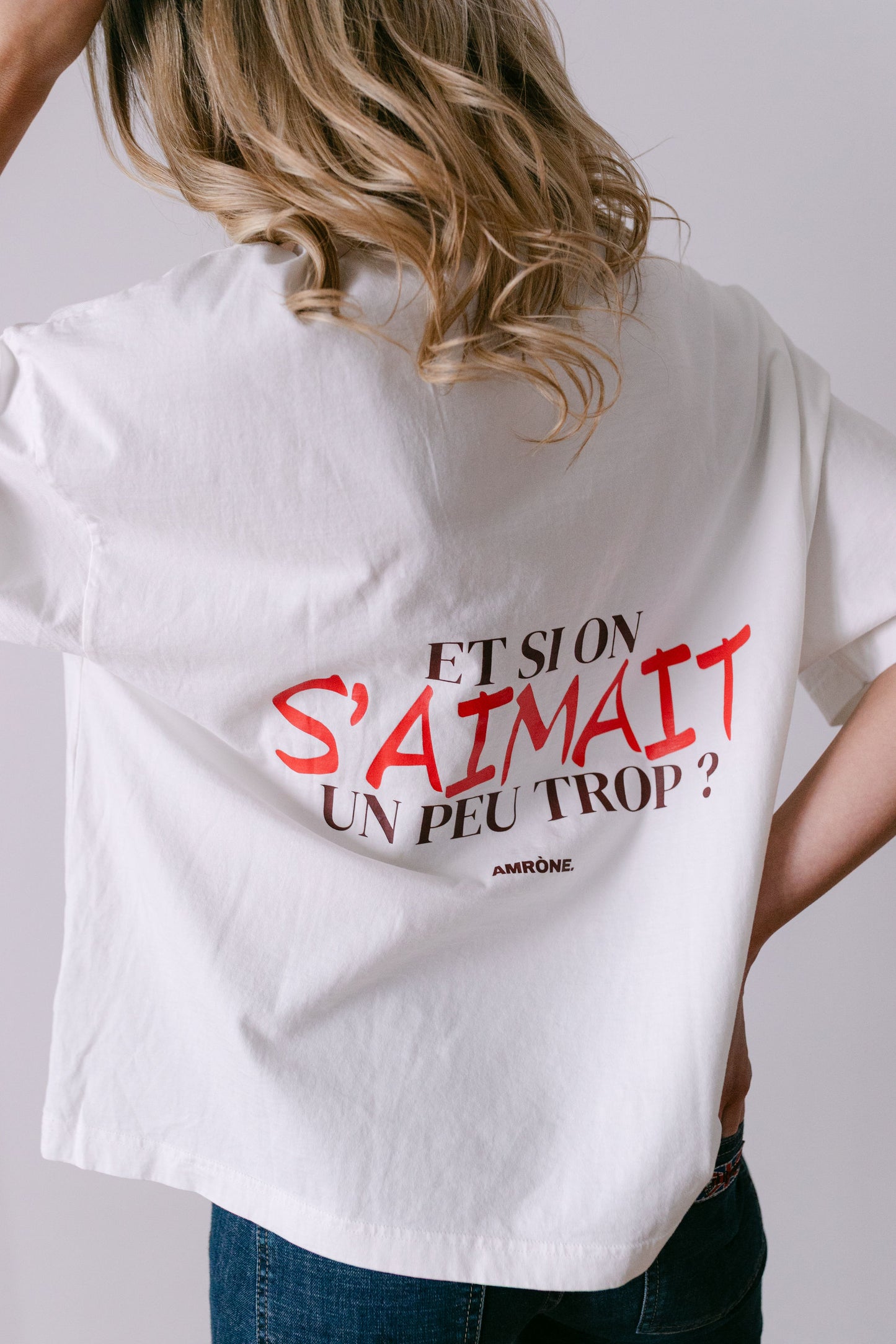 Tee shirt blanc oversize "et si on s'aimait un peu trop?" unisexe de la marque Amrone.