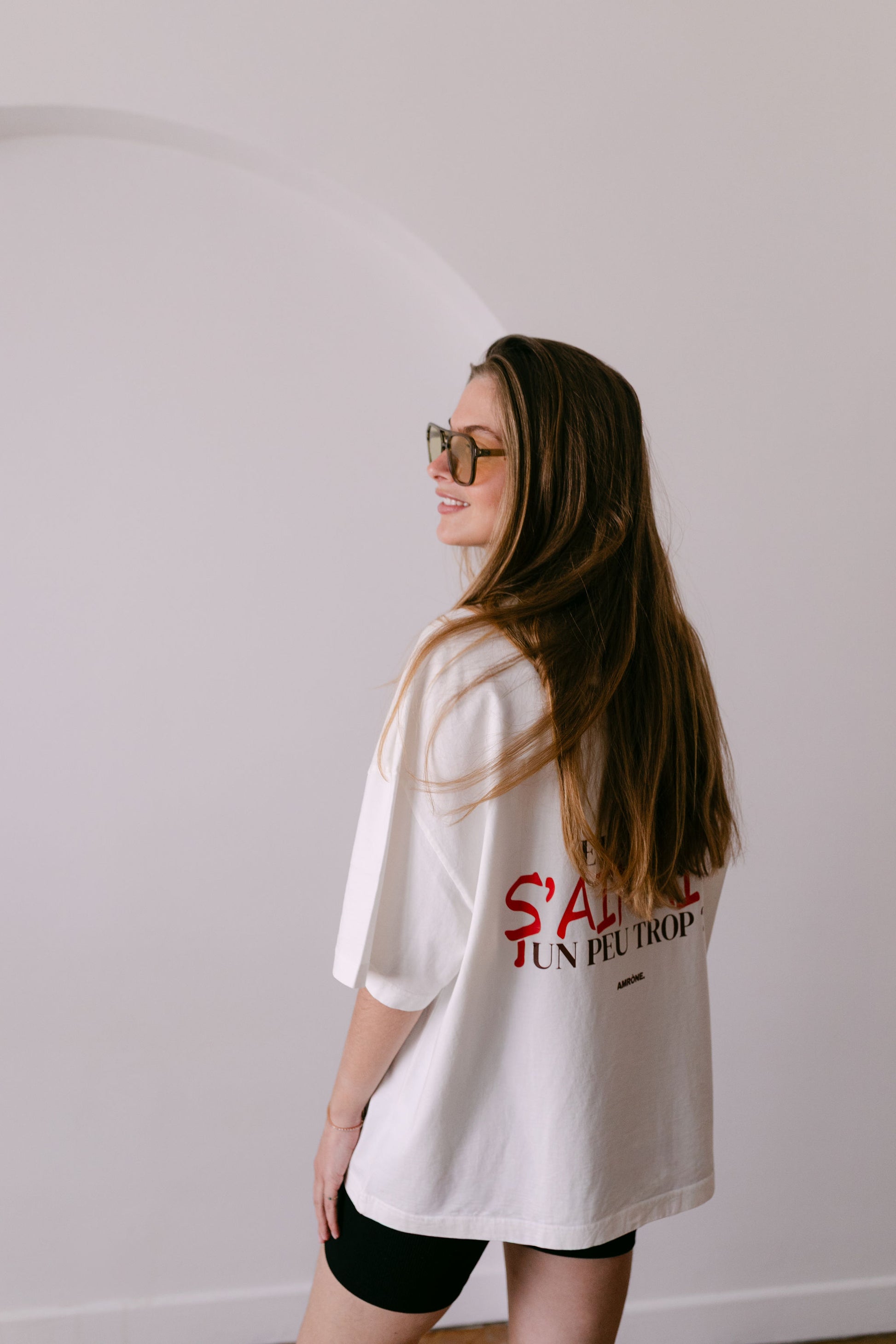 Tee shirt blanc oversize "et si on s'aimait un peu trop?" unisexe de la marque Amrone.