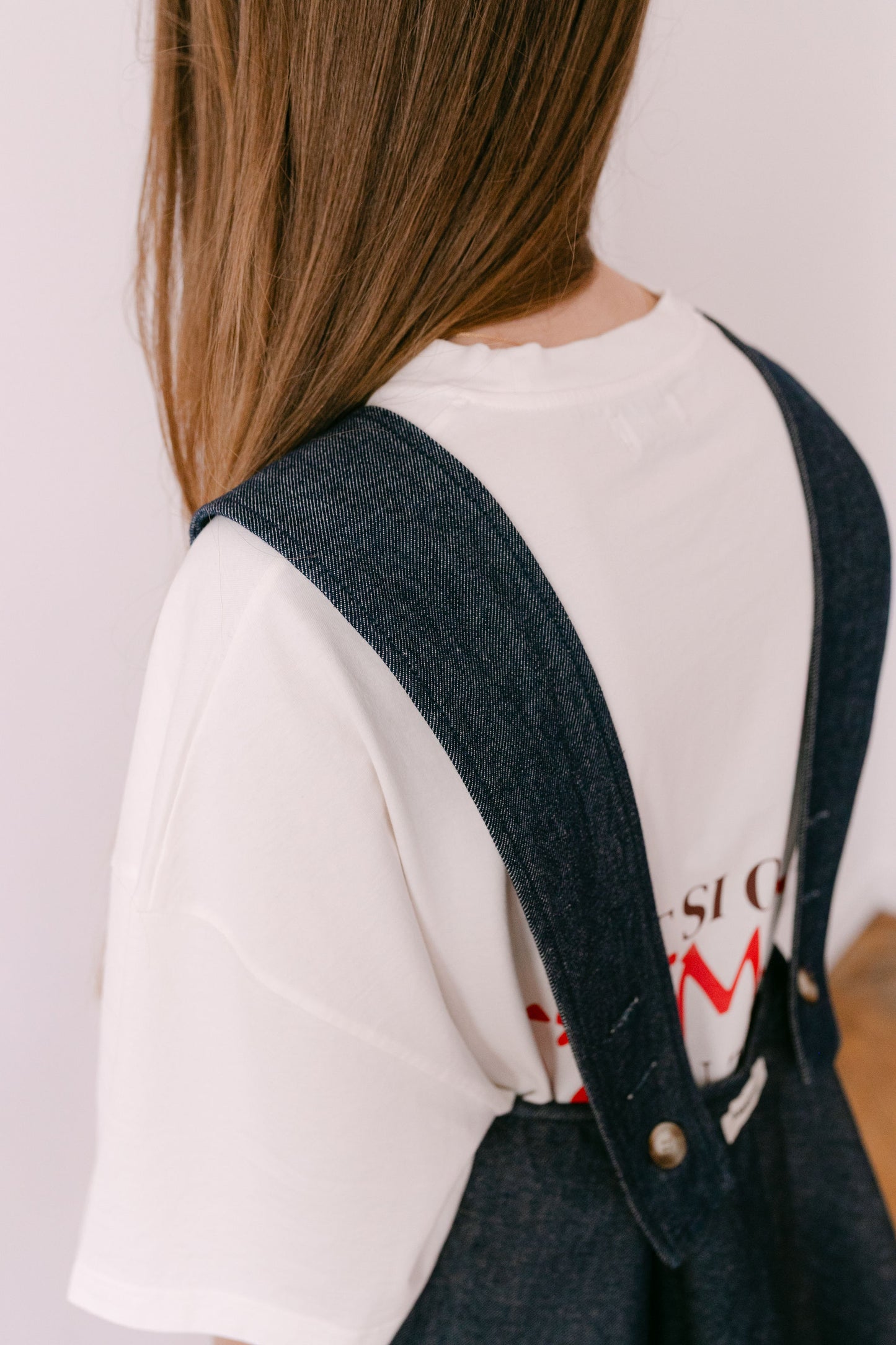 Tee shirt blanc oversize "et si on s'aimait un peu trop?" unisexe de la marque Amrone. Mis en dessous de la robe en denim brut dos nu 