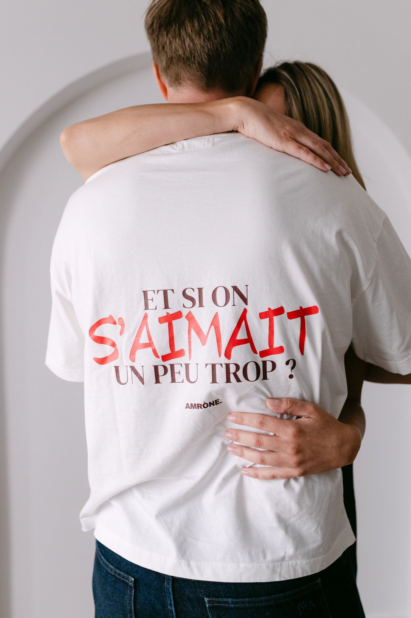 Tee shirt blanc oversize "et si on s'aimait un peu trop?" unisexe de la marque Amrone.