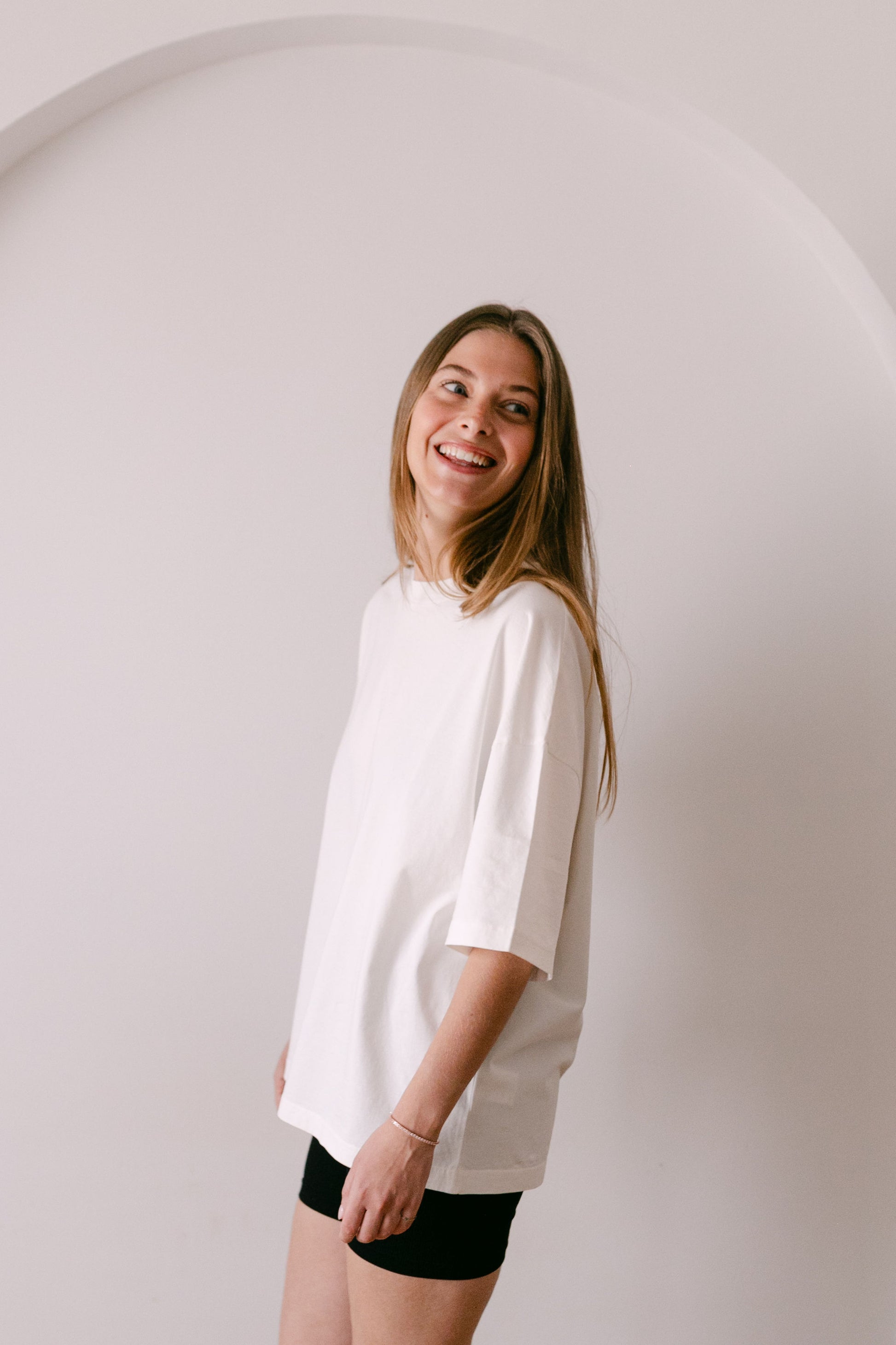 Tee shirt blanc oversize "et si on s'aimait un peu trop?" unisexe de la marque Amrone.