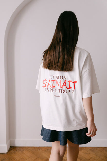 Tee shirt blanc oversize "et si on s'aimait un peu trop?" unisexe de la marque Amrone.