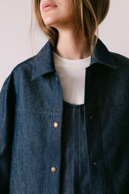 Veste en denim italien brut oversize taille unique. Mise sur la robe courte dos nu et le tee shirt blanc de la marque Amrone
made in France. 