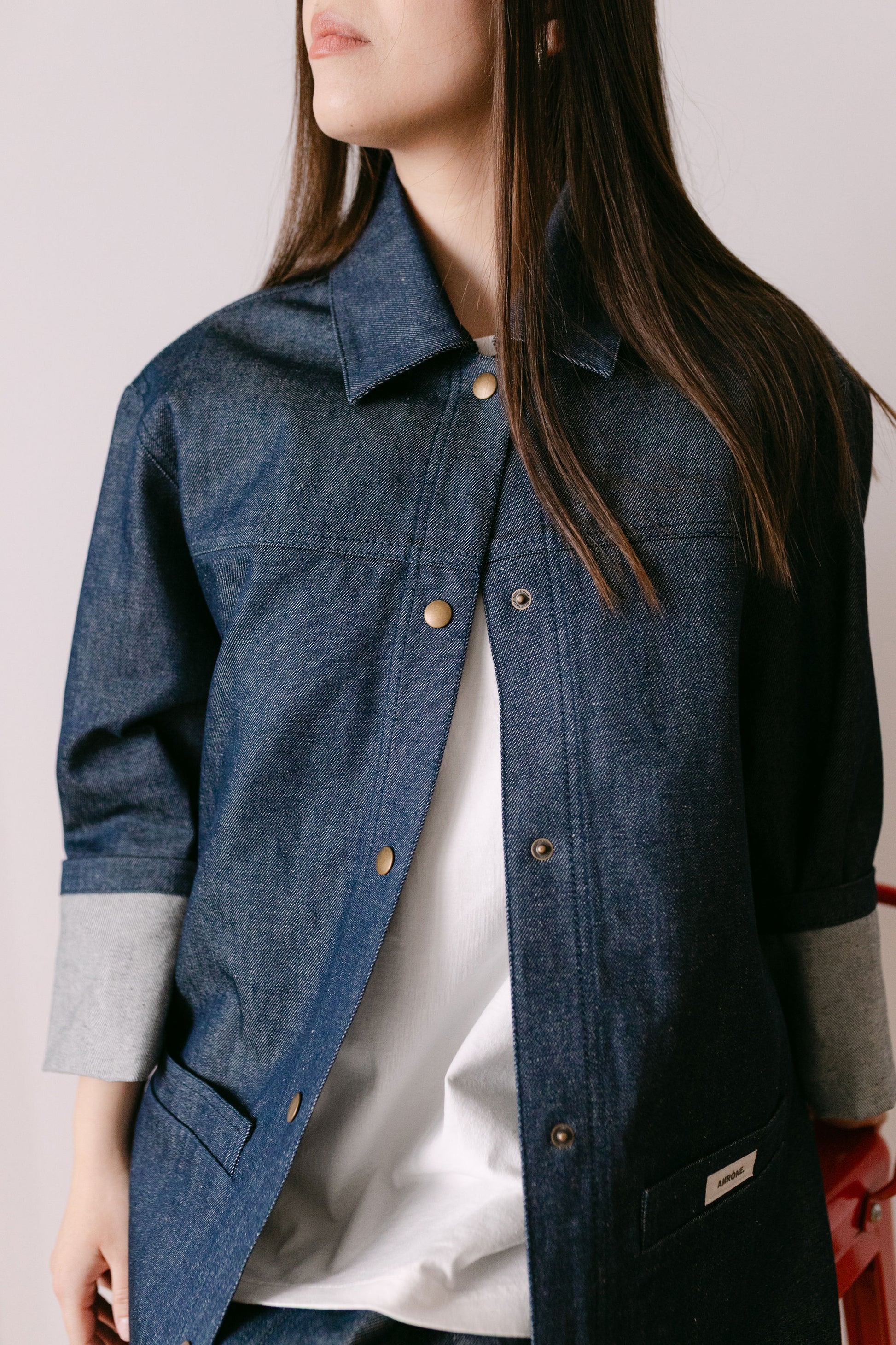 Veste en denim italien brut oversize taille unique. Mise sur la robe courte dos nu et le tee shirt blanc de la marque Amrone
made in France. 