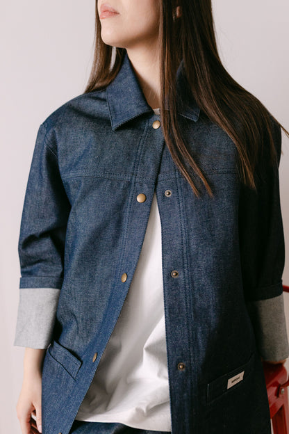 Veste en denim italien brut oversize taille unique. Mise sur la robe courte dos nu et le tee shirt blanc de la marque Amrone
made in France. 