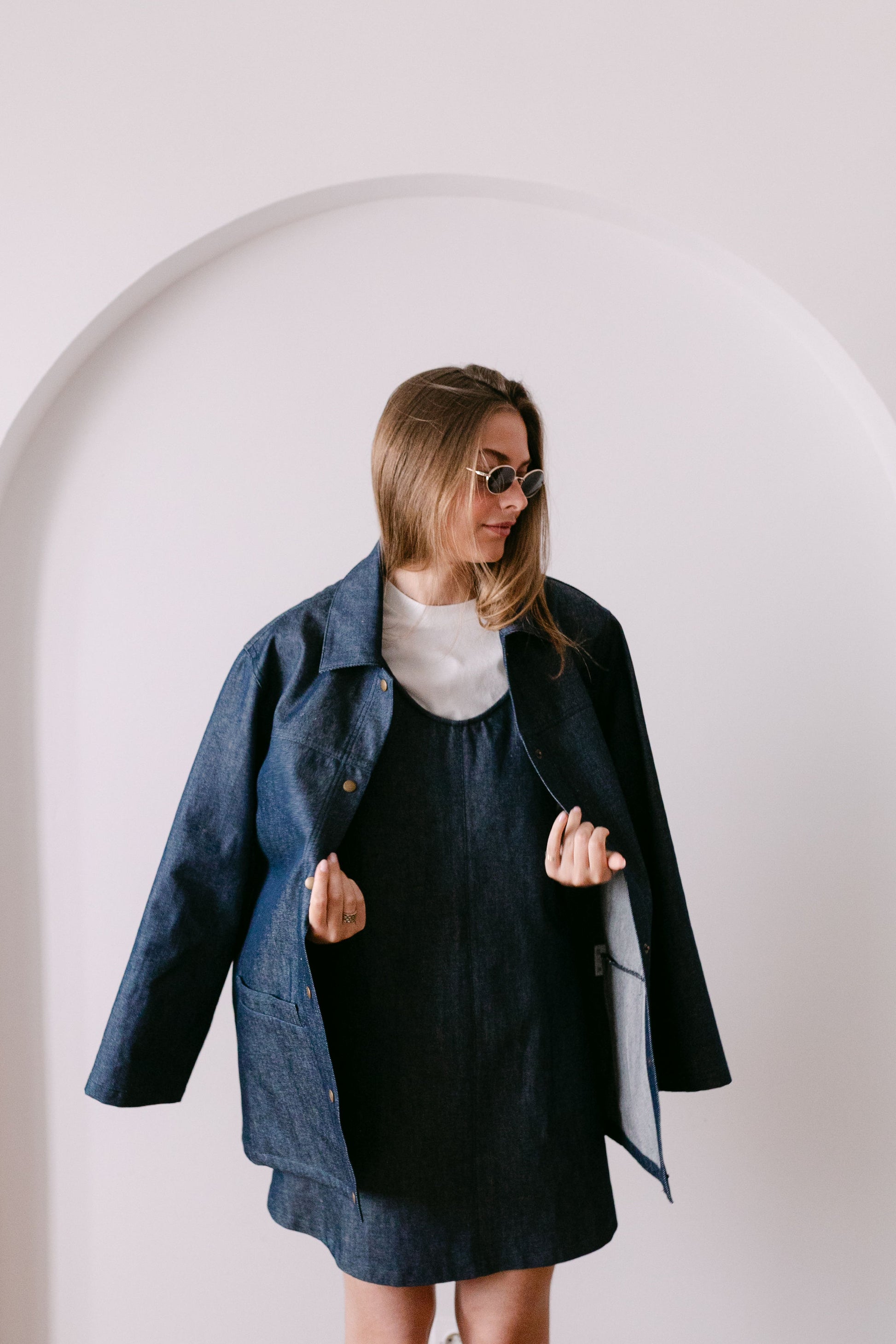 Veste en denim italien brut oversize taille unique. Mise sur la robe courte dos nu et le tee shirt blanc de la marque Amrone
made in France. 