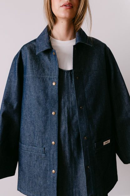 Veste en denim italien brut oversize taille unique. Mise sur la robe courte dos nu et le tee shirt blanc de la marque Amrone
made in France. 