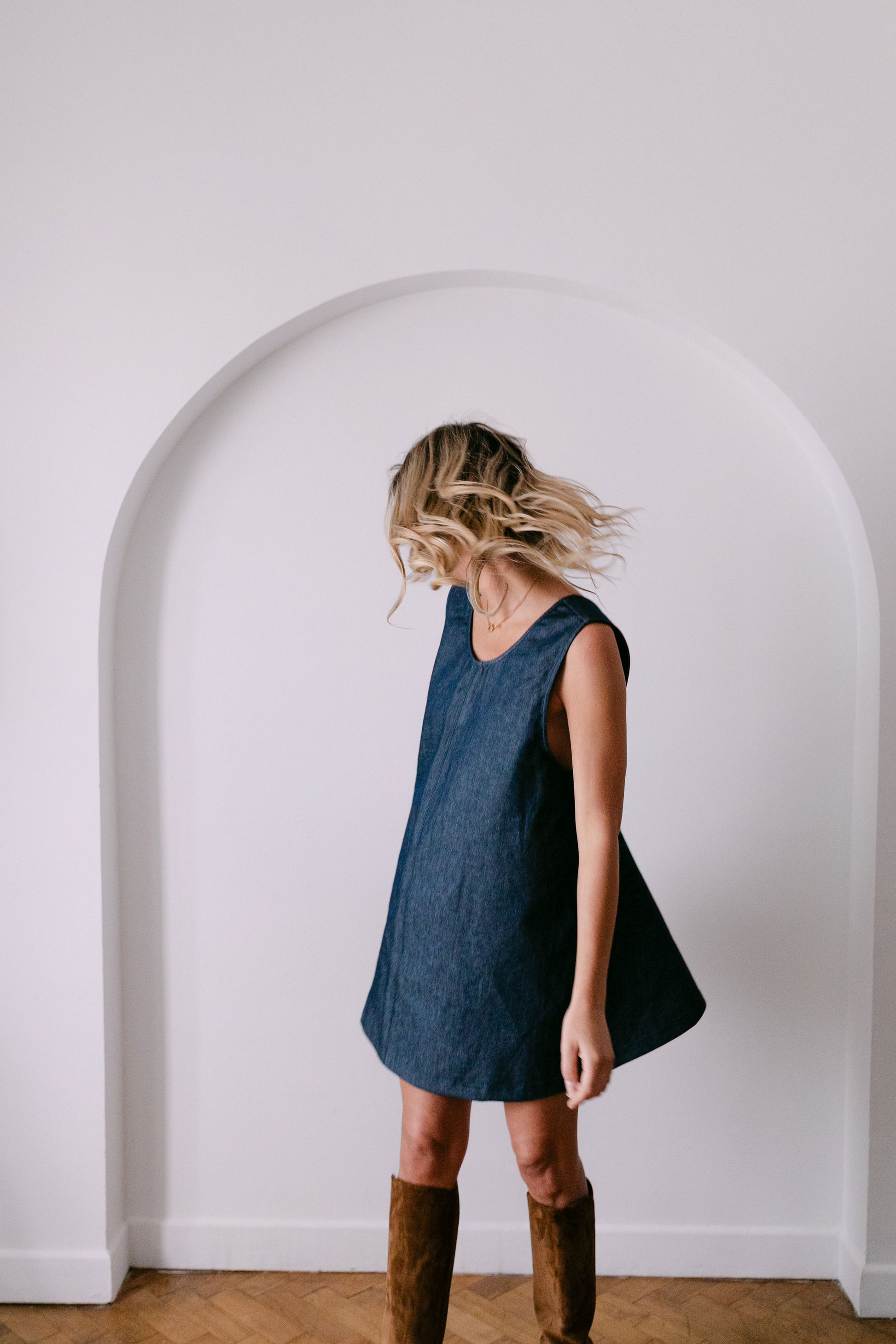 Robe denim dos nu avec des bretelles ajustables. made in France. marque Amrone 