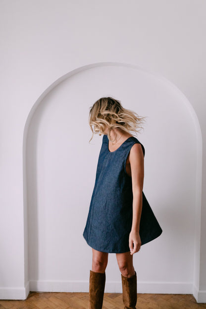 Robe denim dos nu avec des bretelles ajustables. made in France. marque Amrone 