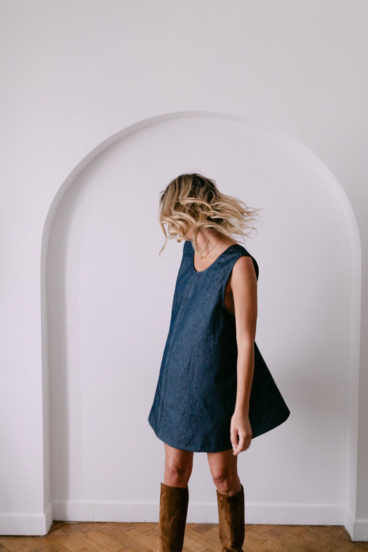 Robe denim dos nu avec des bretelles ajustables. made in France. marque Amrone 